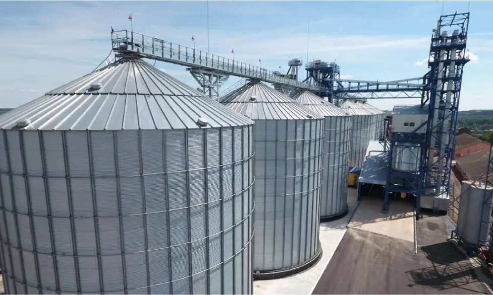 Crisis climática y su impacto en la industria agroalimentaria 1 La crisis climática es una realidad que nos afecta a todos, incluyendo a la industria agroalimentaria. La producción de alimentos se ha vuelto más compleja y difícil debido al aumento de las temperaturas, la sequía y las inundaciones.