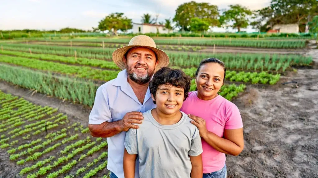 Tecnología Agroindustrial para el Éxito de Pequeños Productores 1 En el corazón de la agroindustria, se encuentra un grupo vital pero a menudo subestimado de protagonistas: los pequeños productores y los negocios familiares. A medida que el mundo avanza hacia una agricultura más eficiente y sostenible, es esencial que estos productores tengan acceso a las mismas ventajas tecnológicas que las grandes operaciones. En este artículo, exploraremos cómo la tecnología agroindustrial está allanando el camino hacia el éxito para los pequeños productores, brindándoles herramientas poderosas para competir en el mercado actual.