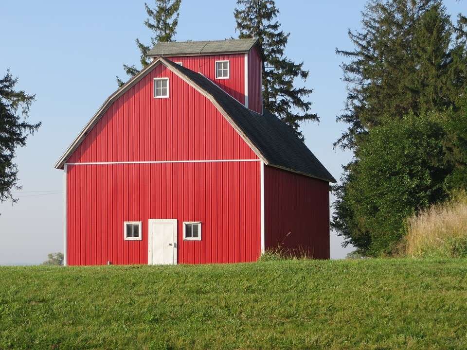 Silos y Graneros: Diferencias para una Alimentación Segura 4 En el corazón de la agroindustria, la garantía de una alimentación segura y de calidad es primordial. Los almacenes agrícolas, ya sean silos o graneros, juegan un papel fundamental en la preservación de los productos agrícolas. Sin embargo, es crucial comprender las diferencias clave entre estos dos sistemas de almacenamiento para tomar decisiones informadas y asegurarse de que los alimentos lleguen a nuestra mesa de manera segura.