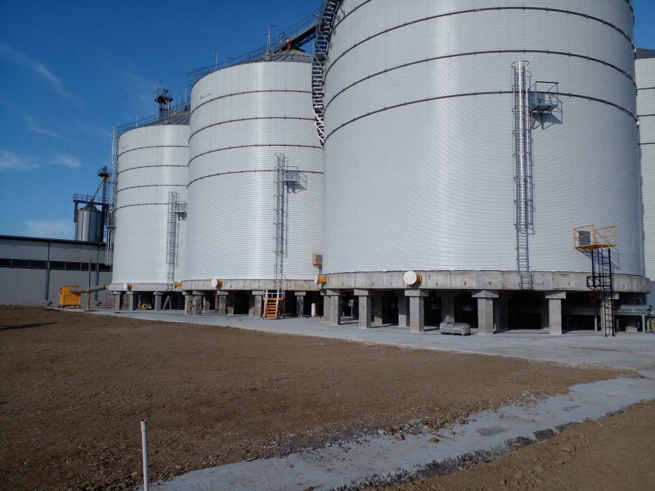 Silos y Graneros: Diferencias para una Alimentación Segura 3 En el corazón de la agroindustria, la garantía de una alimentación segura y de calidad es primordial. Los almacenes agrícolas, ya sean silos o graneros, juegan un papel fundamental en la preservación de los productos agrícolas. Sin embargo, es crucial comprender las diferencias clave entre estos dos sistemas de almacenamiento para tomar decisiones informadas y asegurarse de que los alimentos lleguen a nuestra mesa de manera segura.