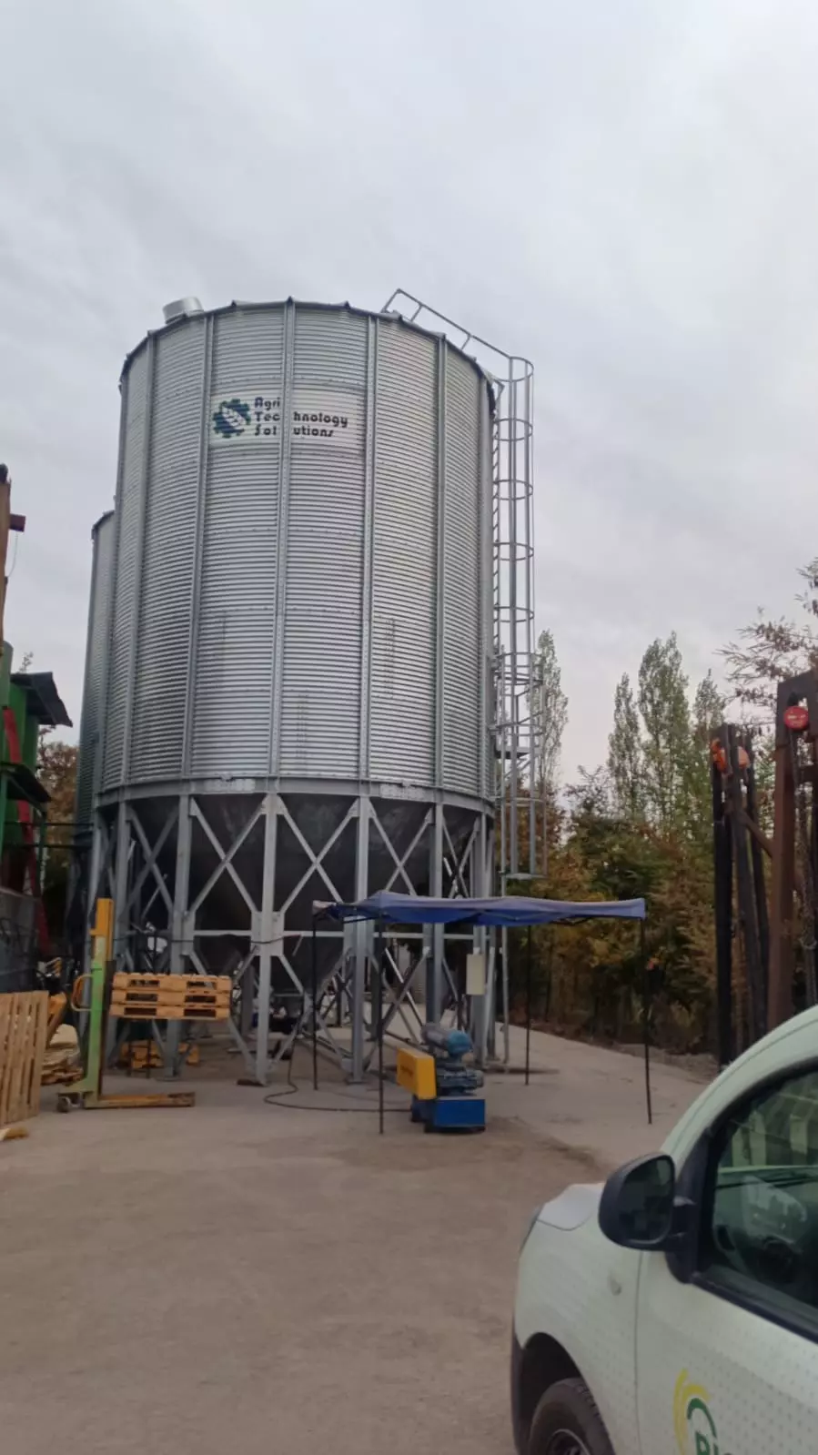 En el mundo de la agroindustria, la eficiencia es la clave que garantiza la producción constante y la seguridad alimentaria. Para lograr este equilibrio, las soluciones tecnológicas juegan un papel crucial. Uno de los elementos más vitales en esta búsqueda de la eficiencia son los silos, estructuras que no solo protegen los productos agrícolas, sino que también impulsan la agroindustria hacia niveles de productividad inimaginables. Acompañanos a conocer cómo los Silos Impulsan la Eficiencia Agroindustrial.