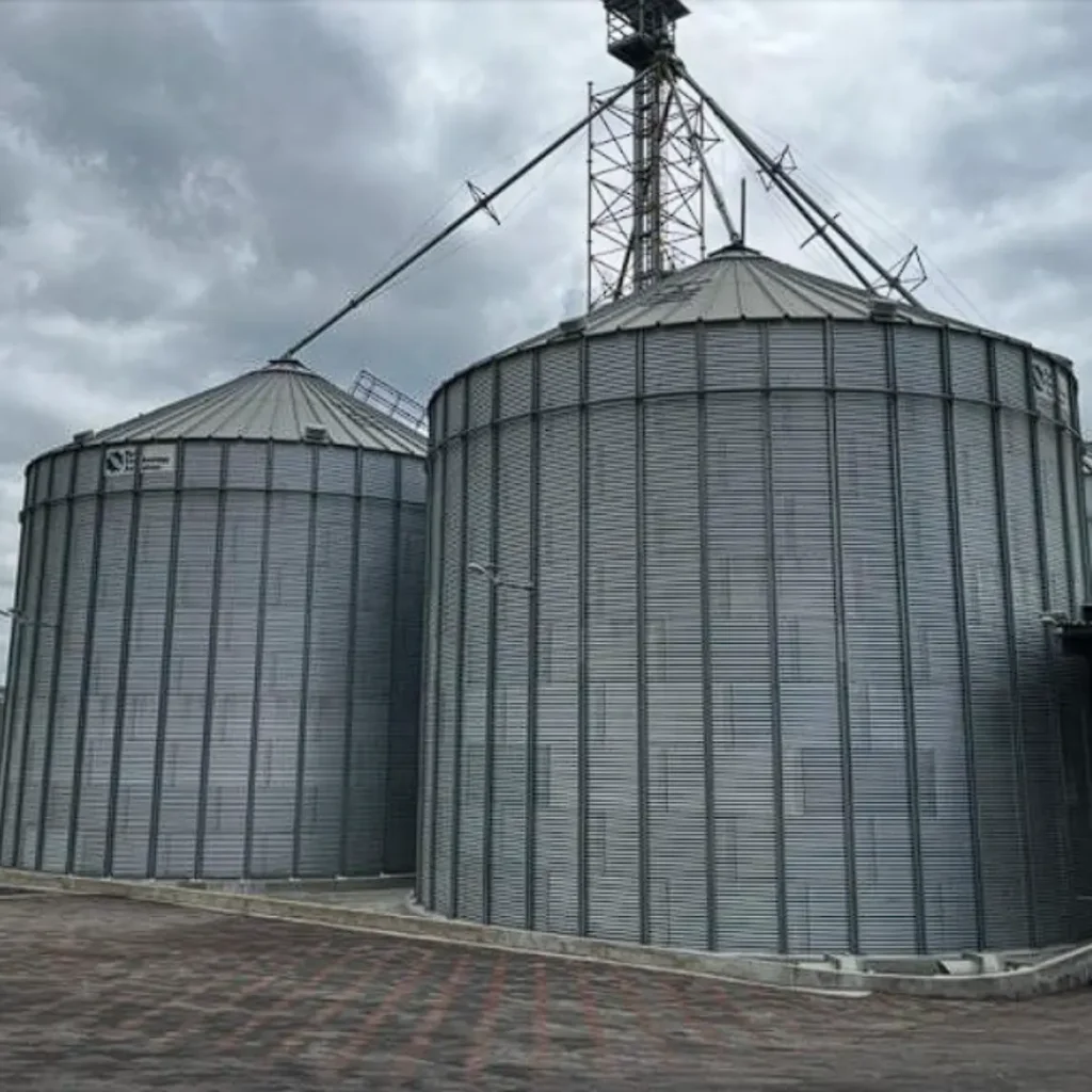 En el mundo de la agroindustria, la gestión efectiva del almacenamiento de granos es fundamental para garantizar la calidad y la seguridad de los productos agrícolas. Sin embargo, uno de los desafíos más persistentes que enfrentan los productores es el control de la humedad en los silos y almacenes. La presencia de humedad puede provocar una serie de problemas, desde la proliferación de hongos y mohos hasta la degradación de la calidad de los granos almacenados. Veamos más de cerca este desafío y algunas posibles soluciones. Impacto de la Humedad en el Almacenamiento de Granos