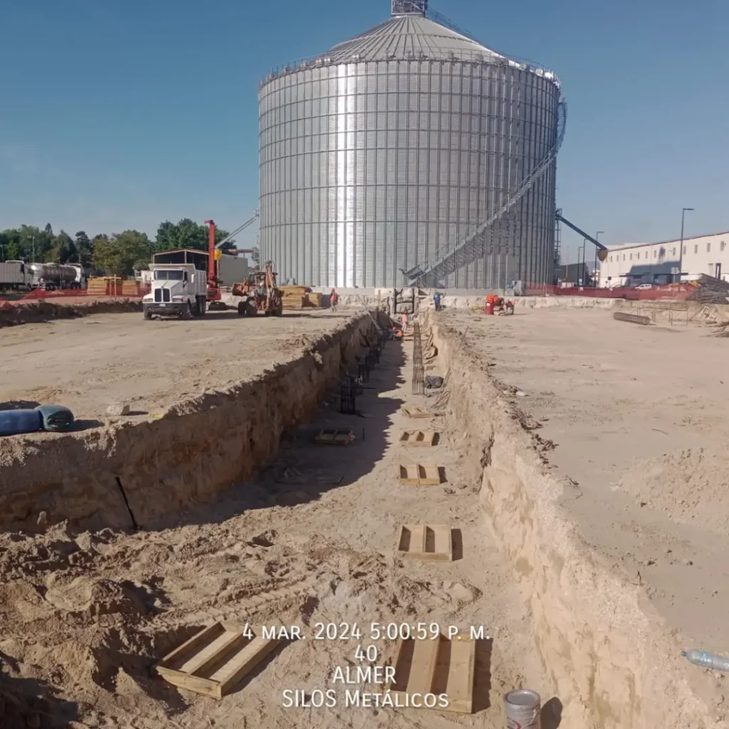 Nuevo Proyecto - México (2024) 1 Agri Technology Solutions se complace en anunciar un nuevo proyecto en México, se trata del suministro de dos (02) Silos fondo plano de 20.000Tn (20k Tn) Cada uno para almacenamiento de cereales para un total de 40k Tn, estando en este momento realizando todas las gestiones de movimiento de tierra y fabricación de Pilotes para tal fin; toso ello acompañado con un sistema de carga de 900 Tn/hr y todo su sistema de soportería o estructura para los transportadores de carga.