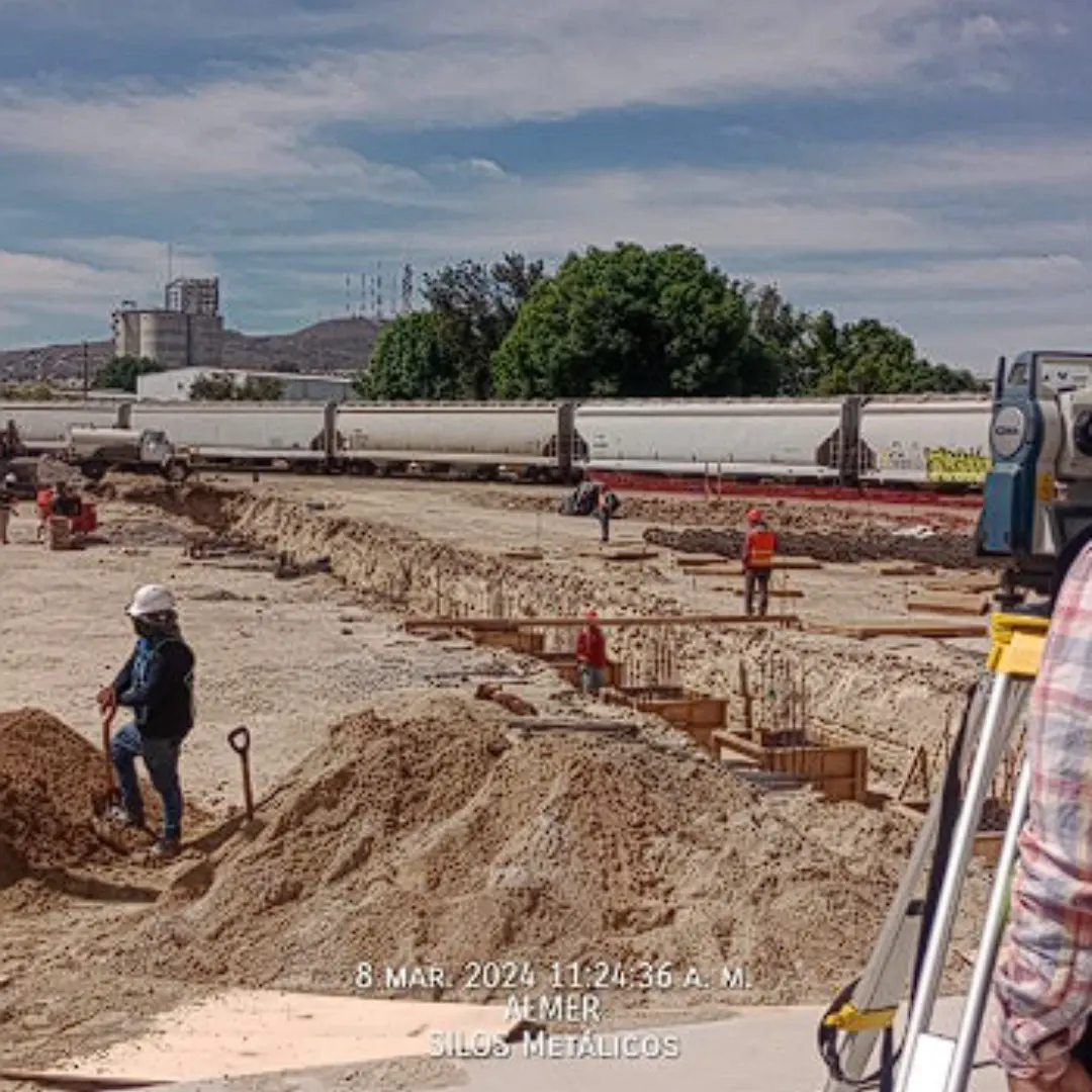 Nuevo Proyecto - México (2024) 3 Agri Technology Solutions se complace en anunciar un nuevo proyecto en México, se trata del suministro de dos (02) Silos fondo plano de 20.000Tn (20k Tn) Cada uno para almacenamiento de cereales para un total de 40k Tn, estando en este momento realizando todas las gestiones de movimiento de tierra y fabricación de Pilotes para tal fin; toso ello acompañado con un sistema de carga de 900 Tn/hr y todo su sistema de soportería o estructura para los transportadores de carga.