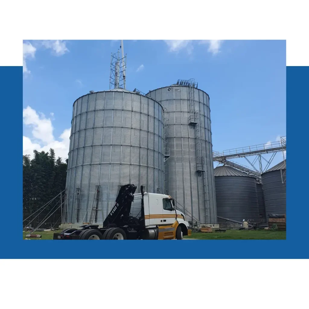 Silos en la Industria Agroalimentaria 1 Uno de los principales beneficios de los silos es su capacidad de conservación a largo plazo, lo que reduce significativamente las pérdidas por deterioro. Además, su estructura optimizada facilita el manejo y transporte de los productos almacenados, mejorando la eficiencia operativa.