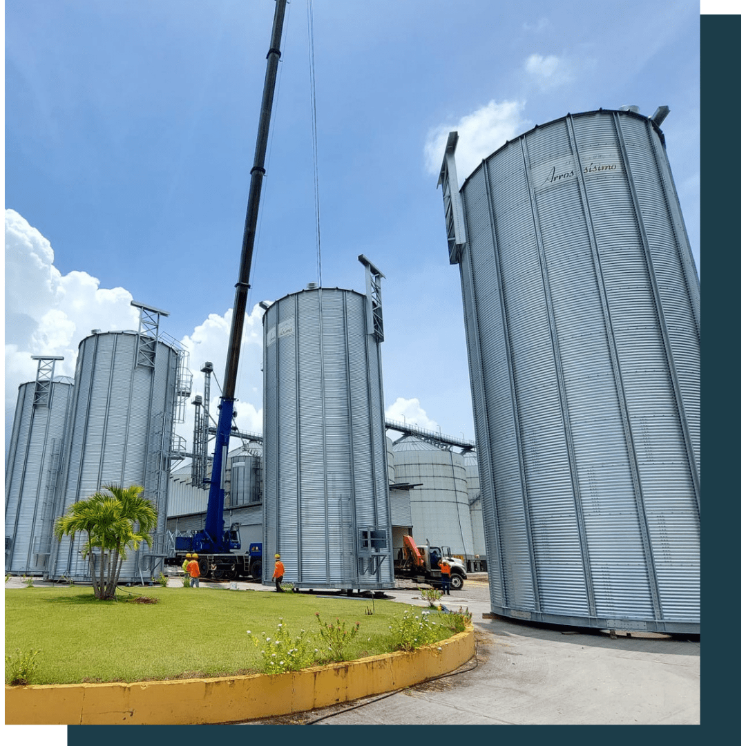 Automatización Inteligente 1 Gracias a tecnologías avanzadas y soluciones innovadoras, es posible reducir el desperdicio de suministros, mejorar el rendimiento y minimizar los costos operativos. Empresas como Agri Technology Solutions (ATS) están a la vanguardia, ofreciendo sistemas automatizados que garantizan diseños eficientes, optimización de recursos y control de calidad. Invertir en automatización no solo impulsa la competitividad, sino que asegura una operación más ecológica, rentable y preparada para el futuro.